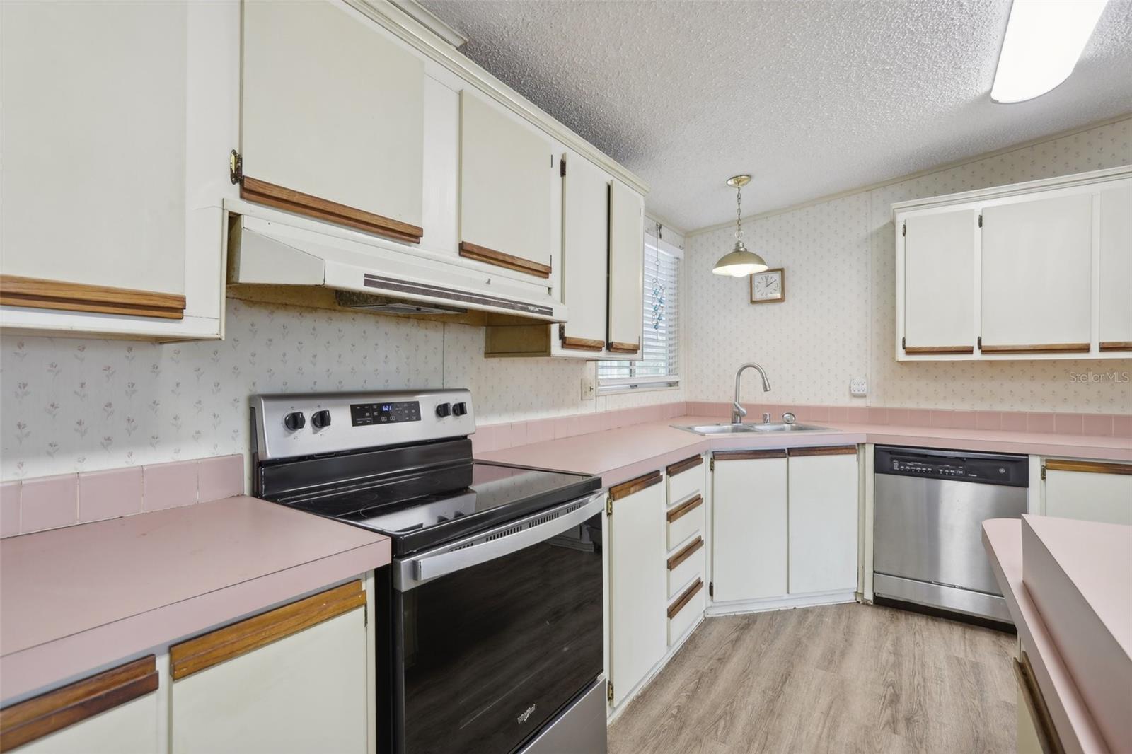 102 THORNHILL ESTATES DR S