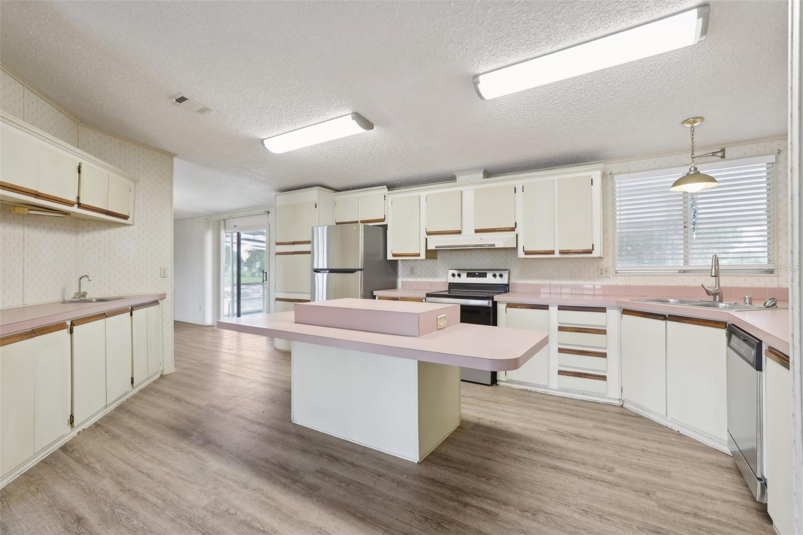 102 THORNHILL ESTATES DR S