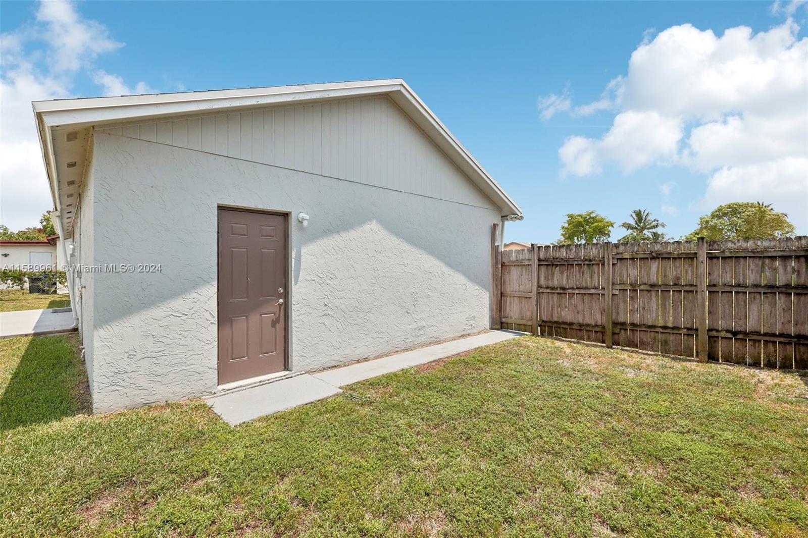 5575 SW 8th Ct