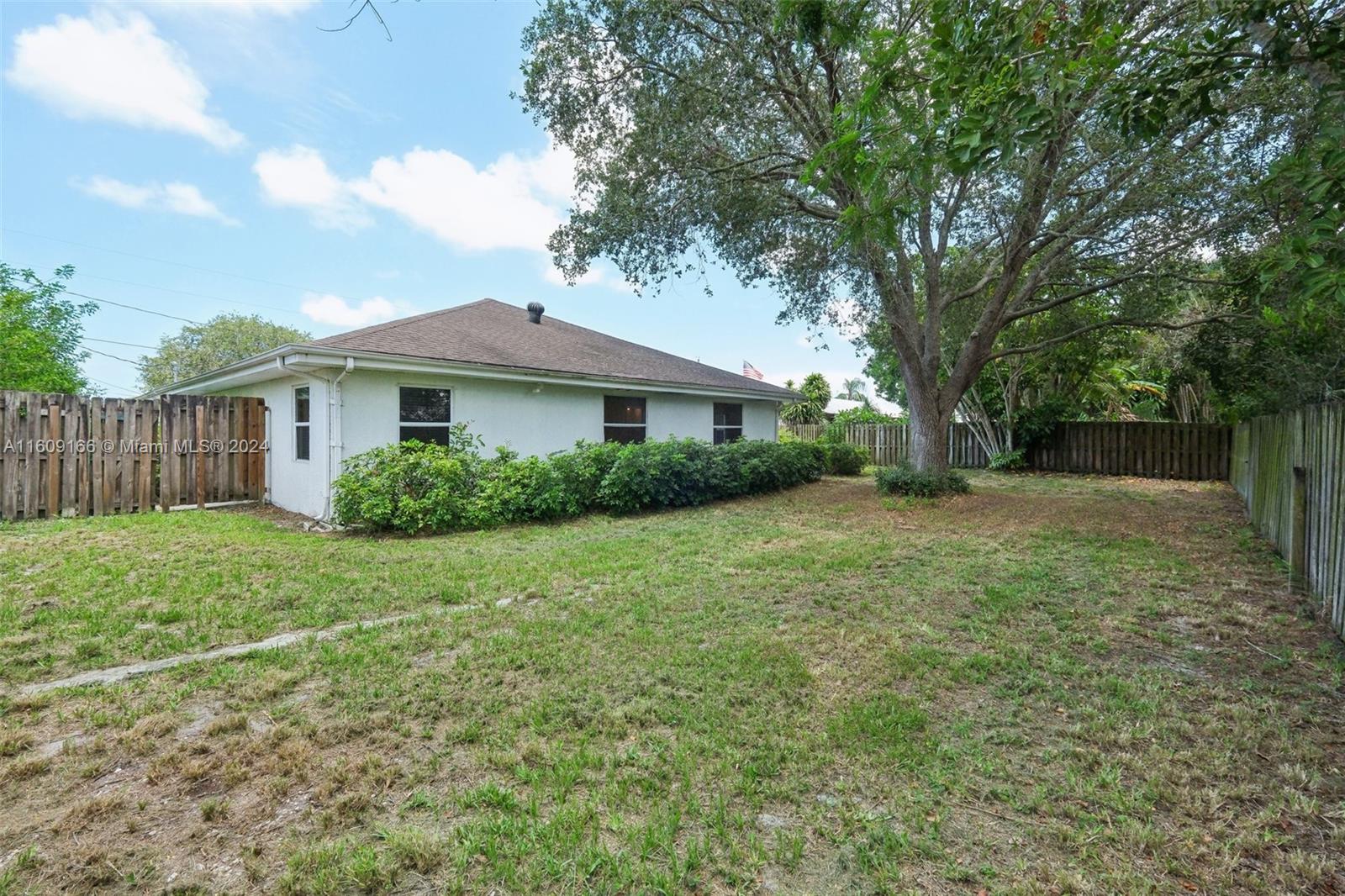 2010 SW Brisbane St, Port St. Lucie