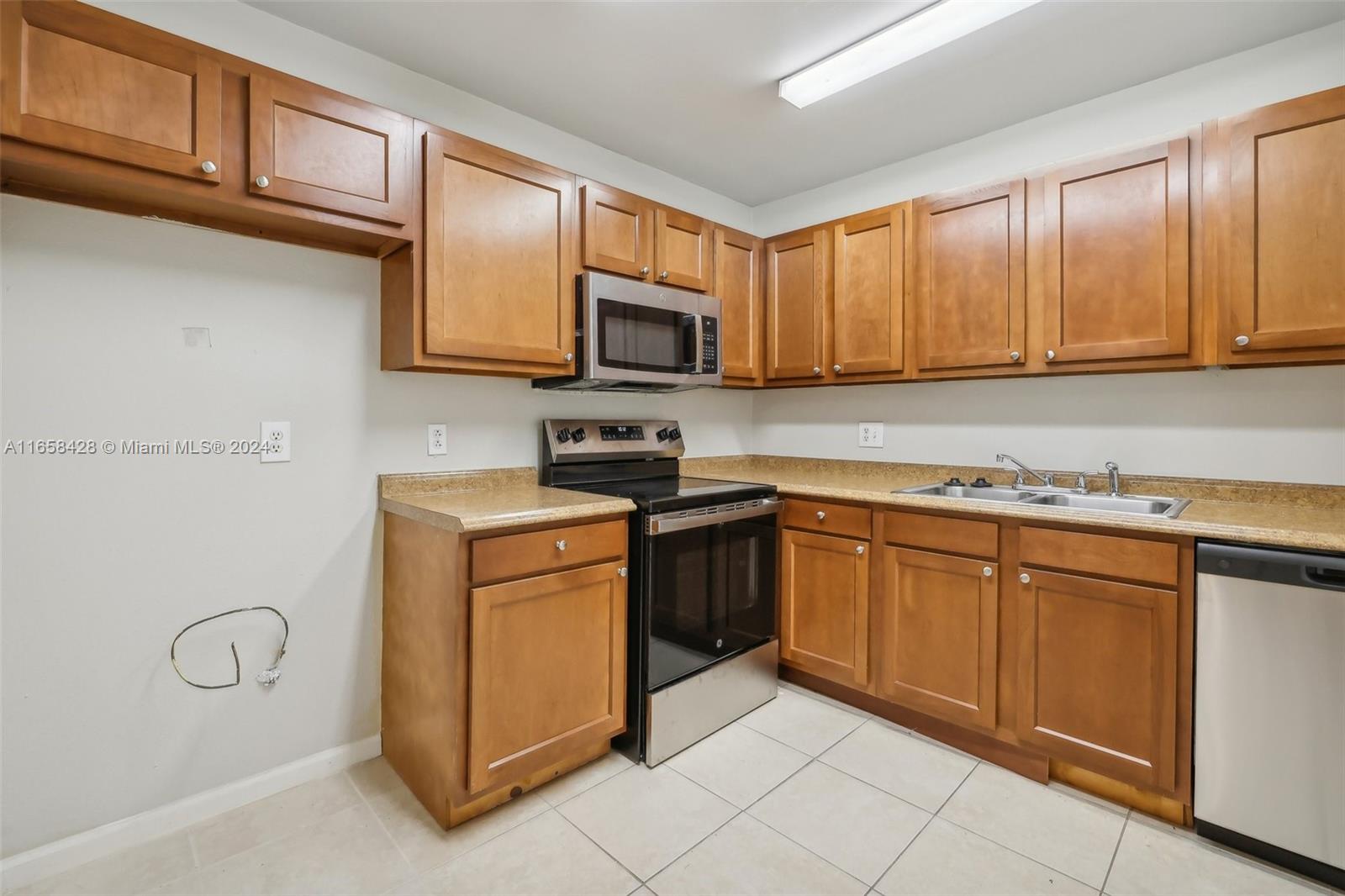 1067 Manor Dr