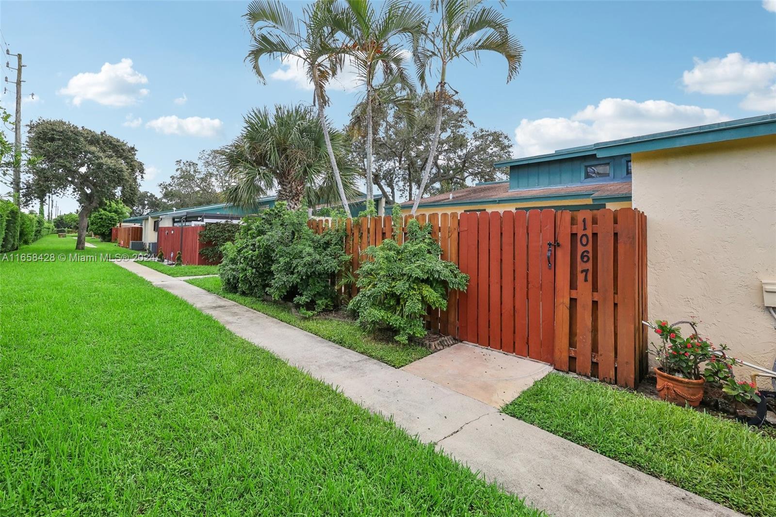 1067 Manor Dr