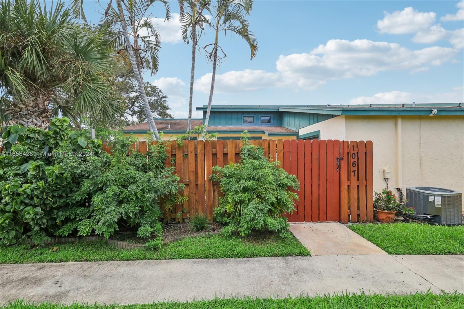 1067 Manor Dr