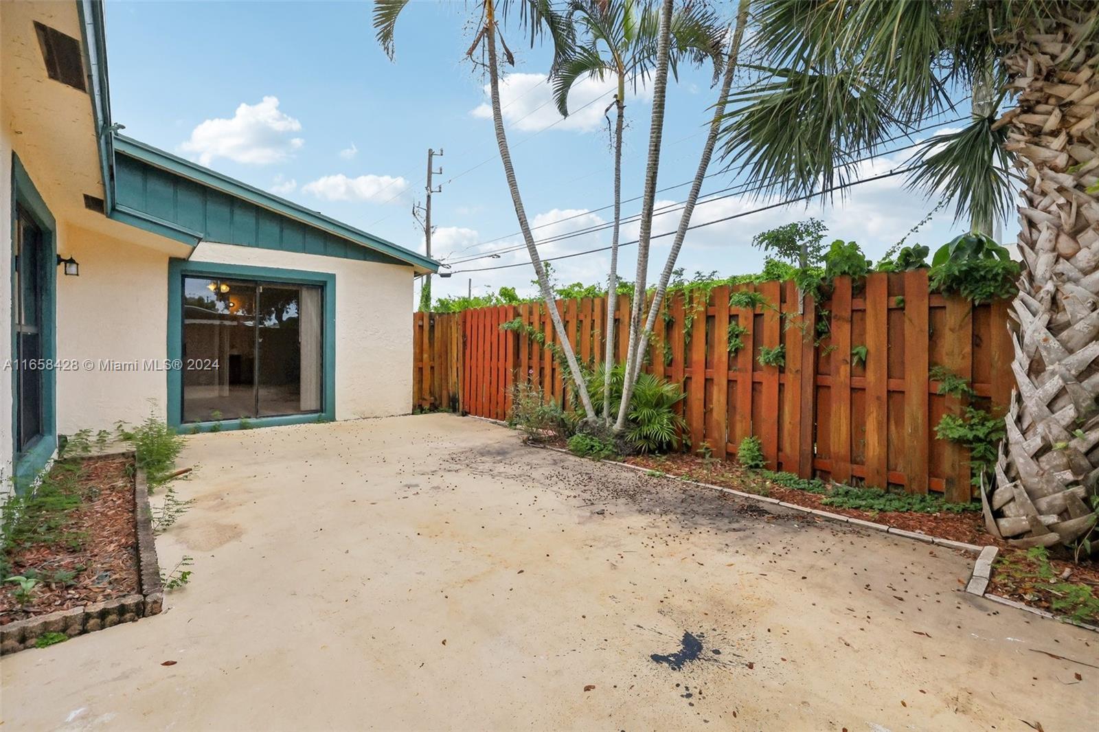 1067 Manor Dr