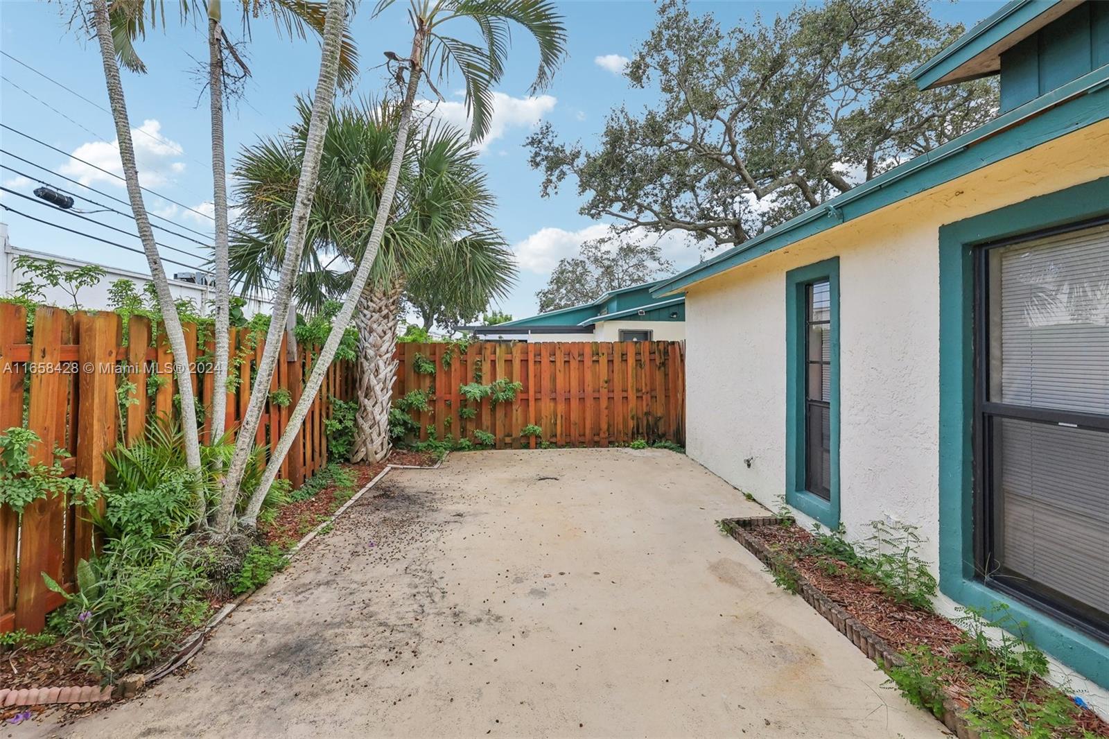 1067 Manor Dr