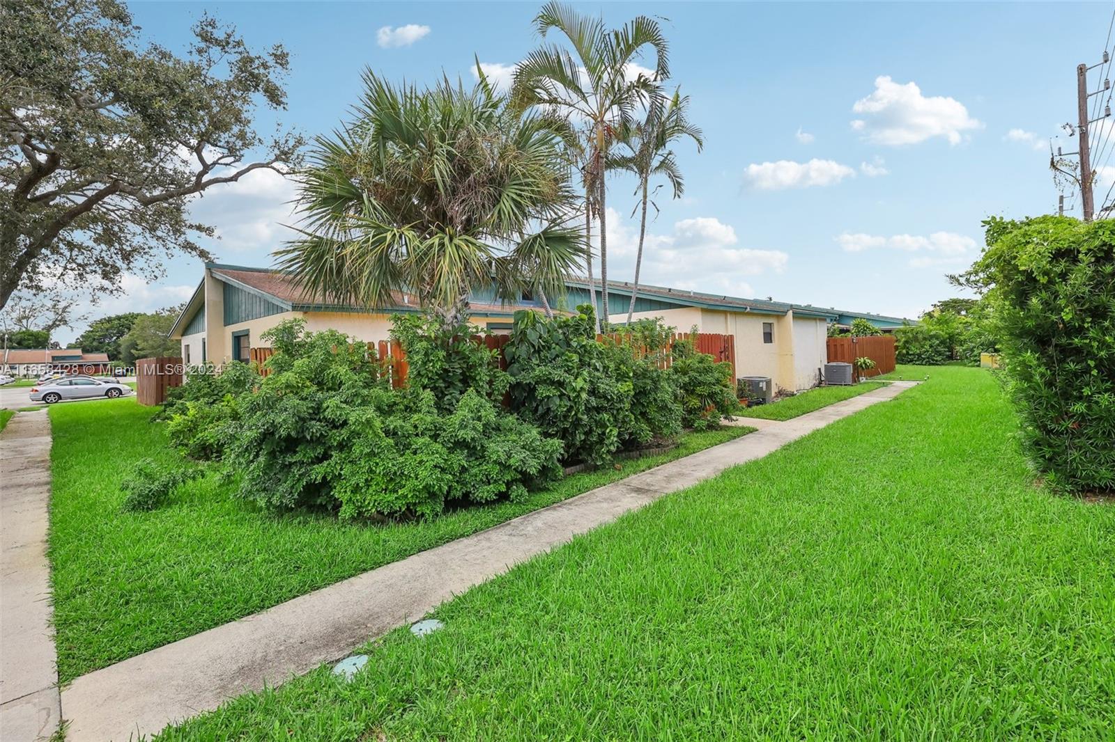 1067 Manor Dr