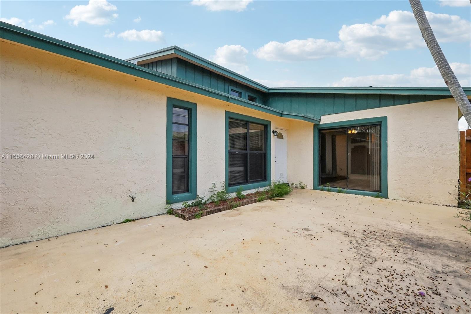 1067 Manor Dr