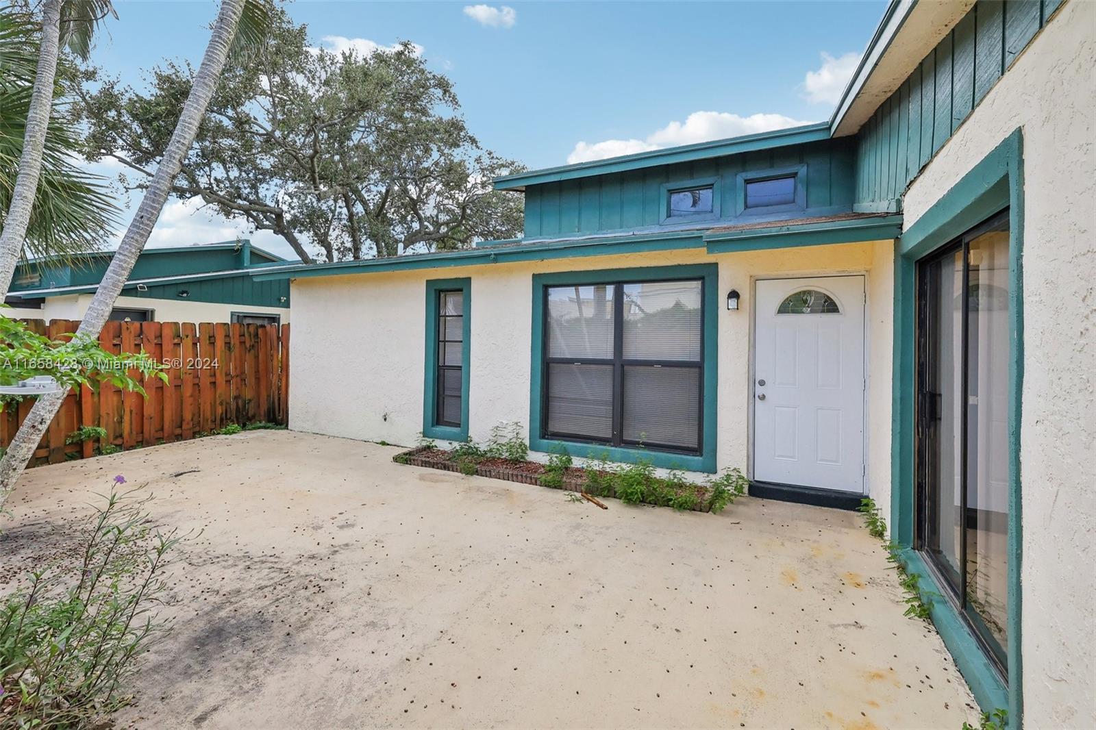 1067 Manor Dr