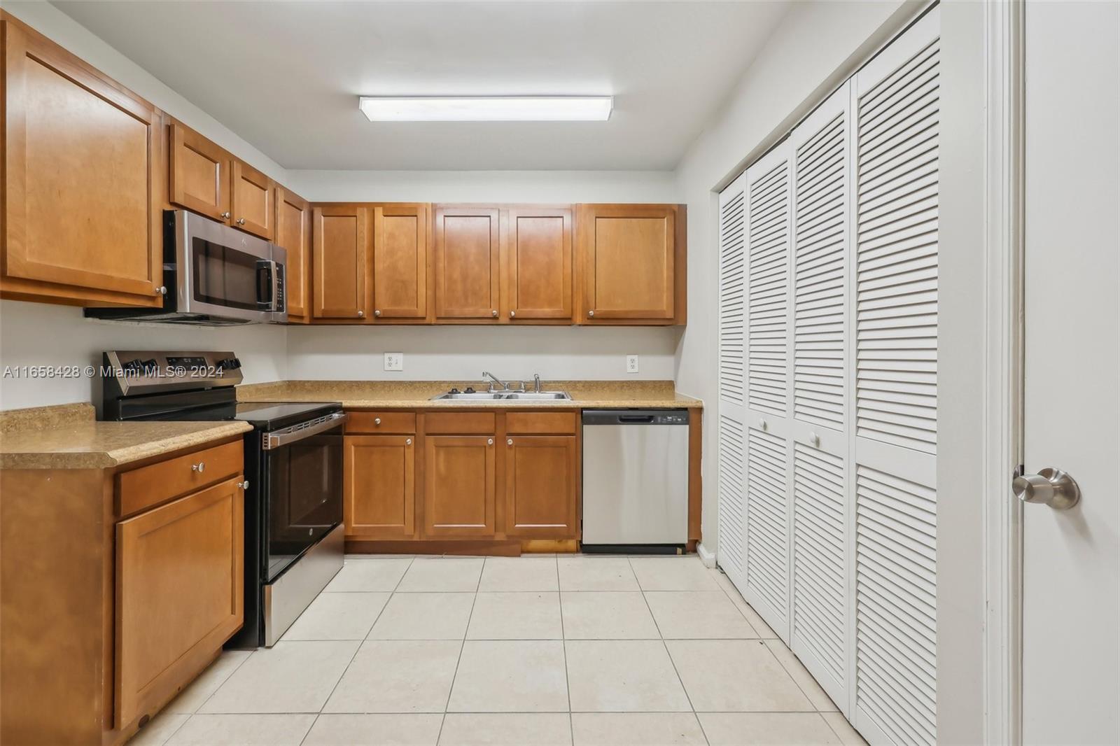 1067 Manor Dr
