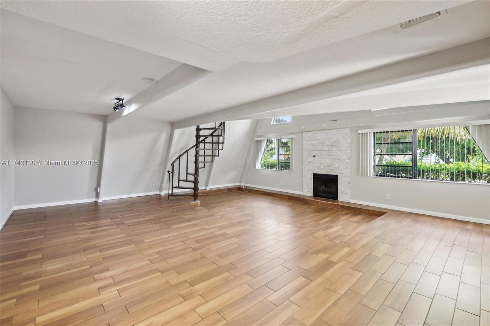 126 Barcelona Dr