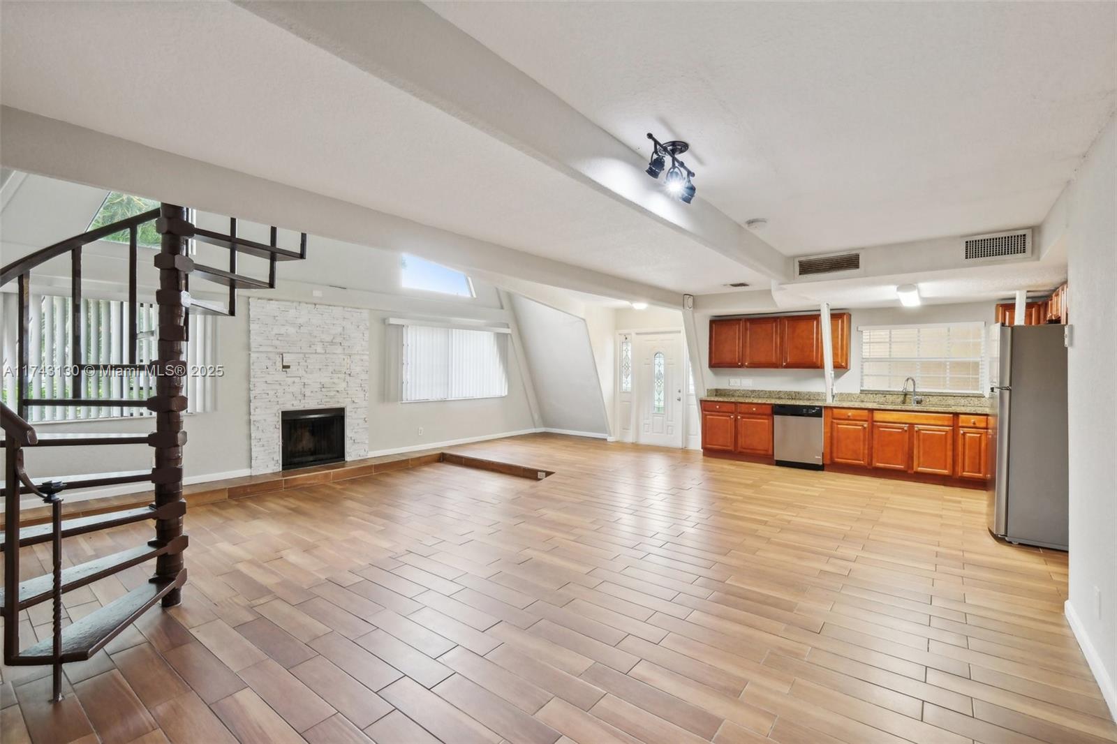 126 Barcelona Dr