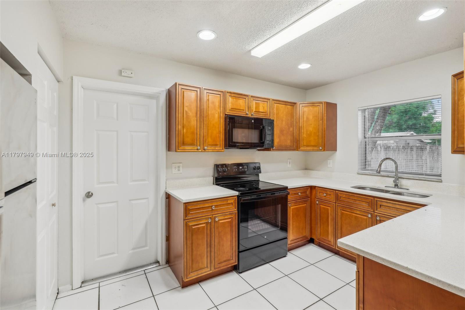 8101 NW 44th Ct