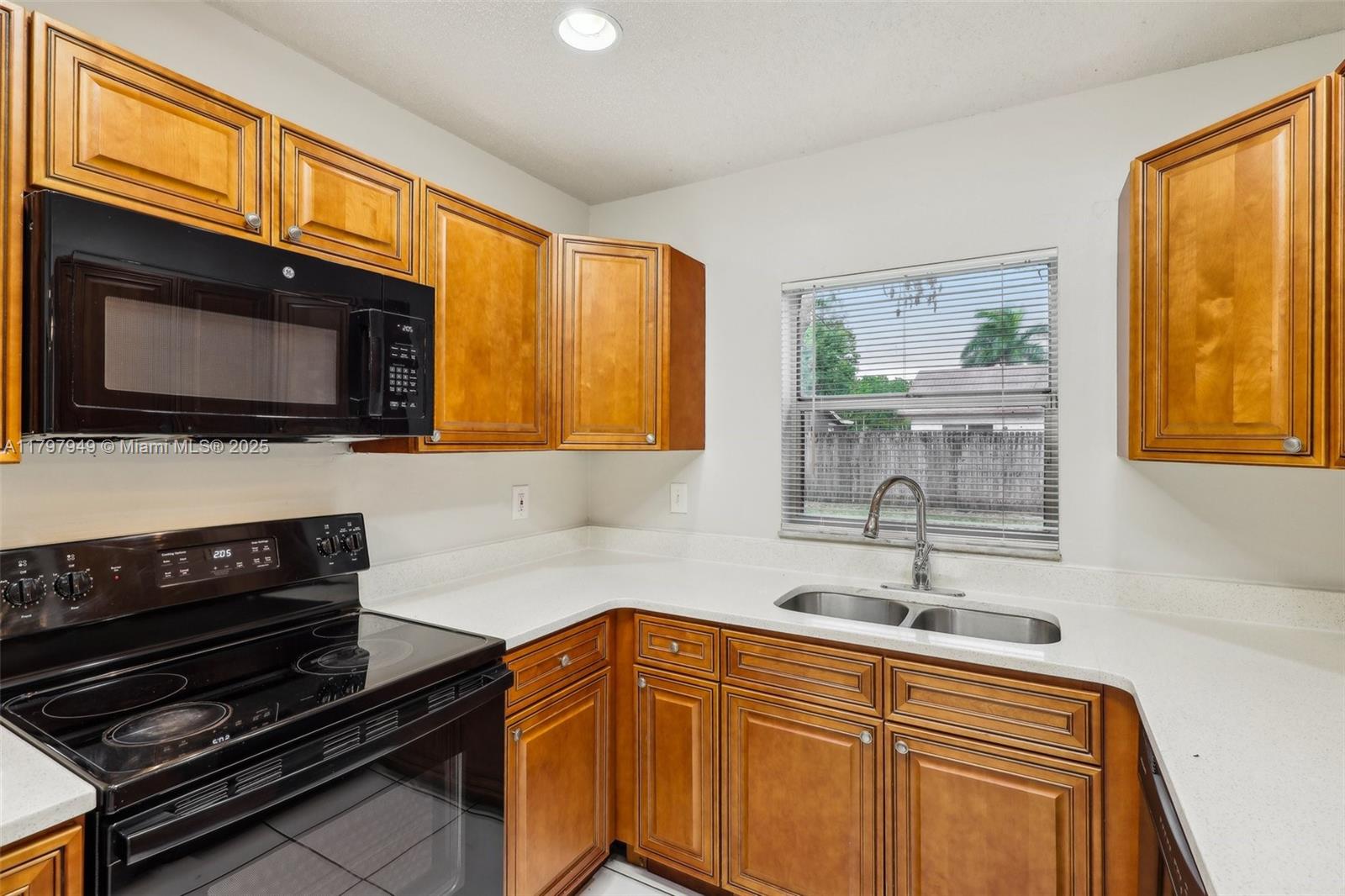 8101 NW 44th Ct