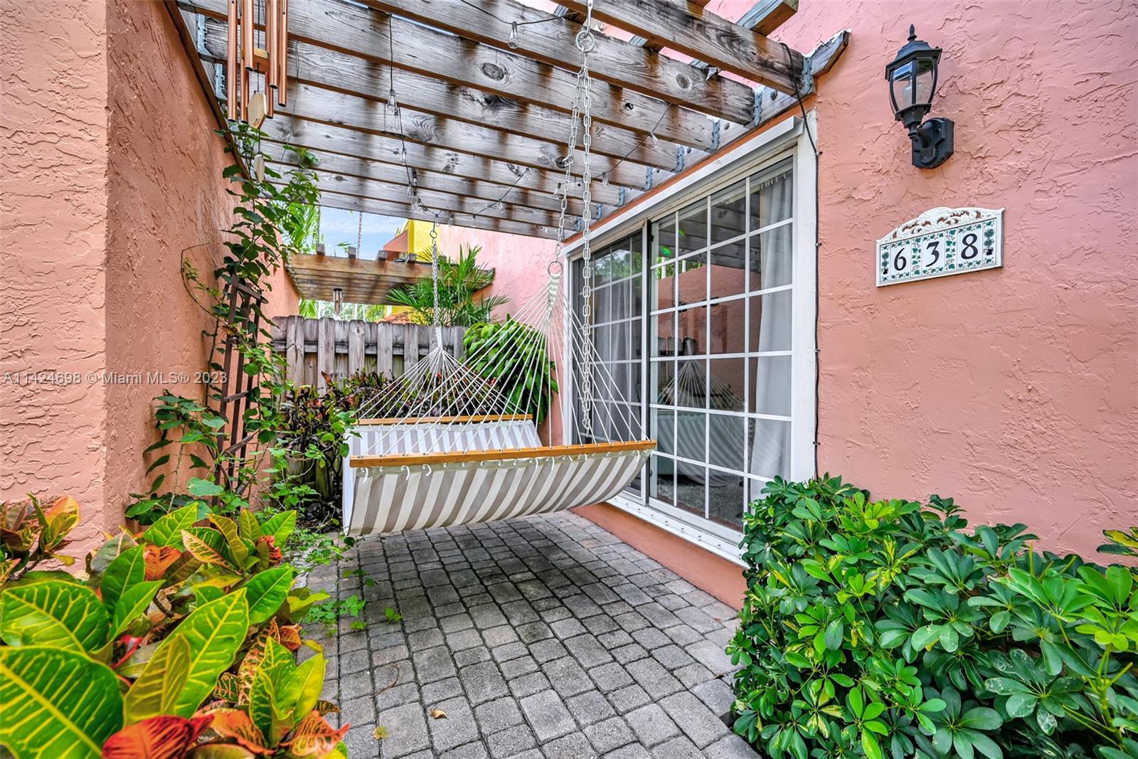 638 NW 2nd Ave # 638
