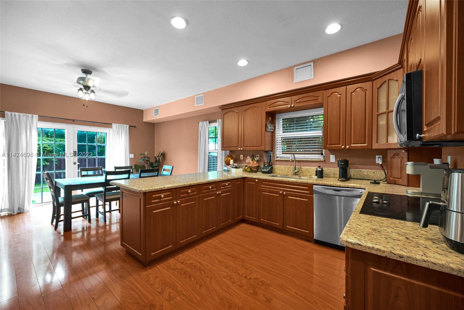 638 NW 2nd Ave # 638