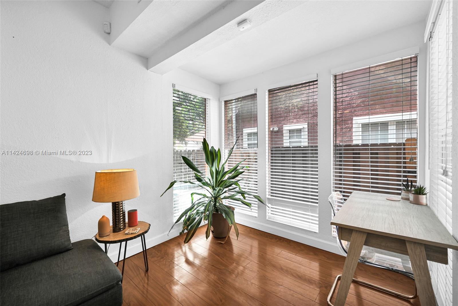 638 NW 2nd Ave # 638