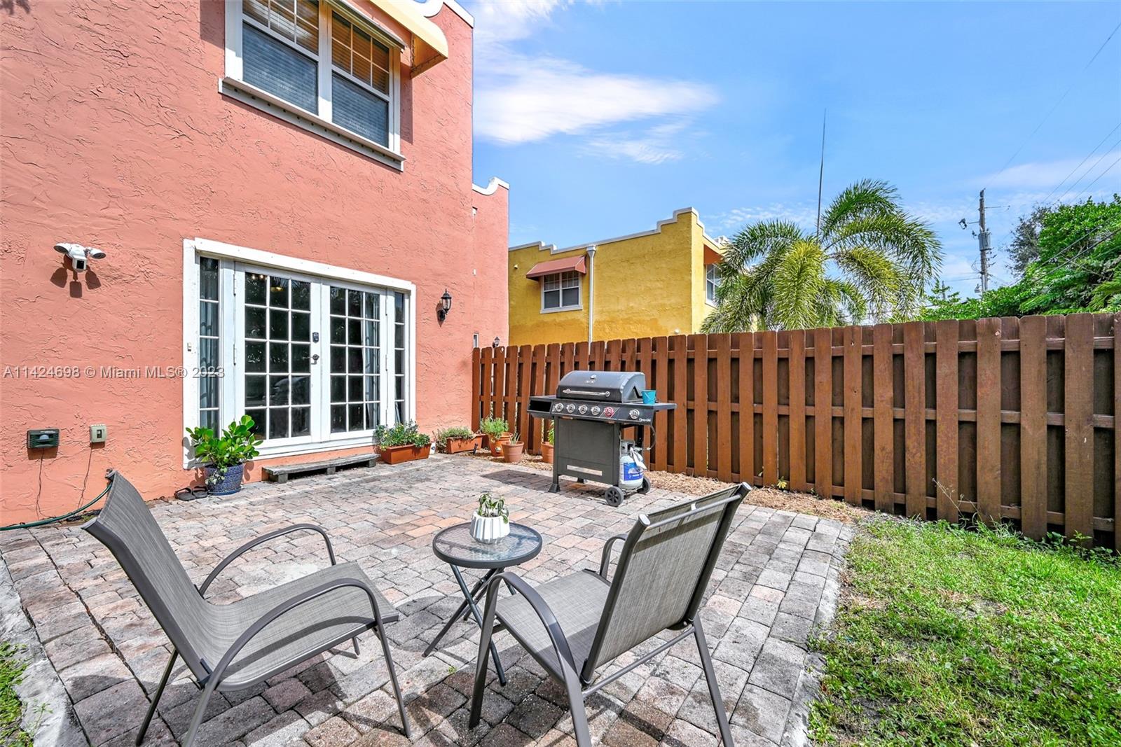 638 NW 2nd Ave # 638
