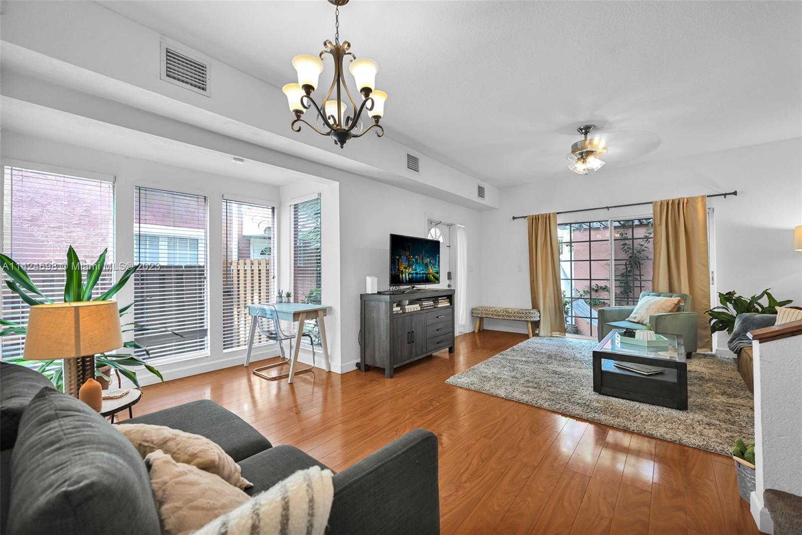 638 NW 2nd Ave # 638