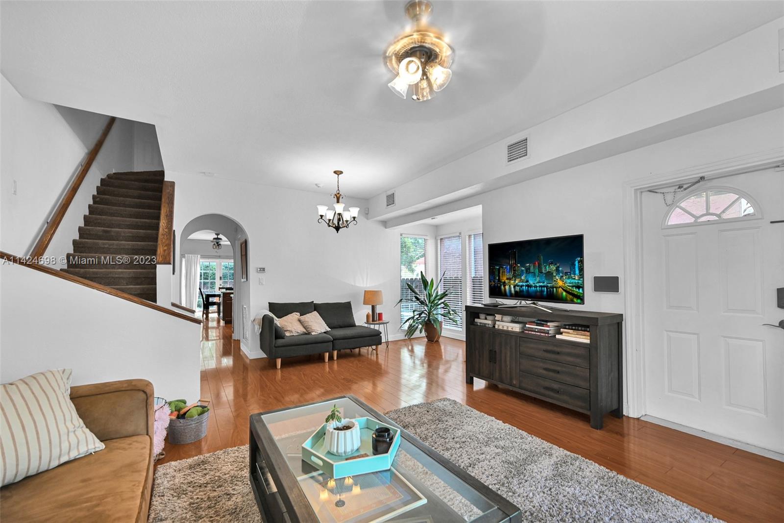 638 NW 2nd Ave # 638