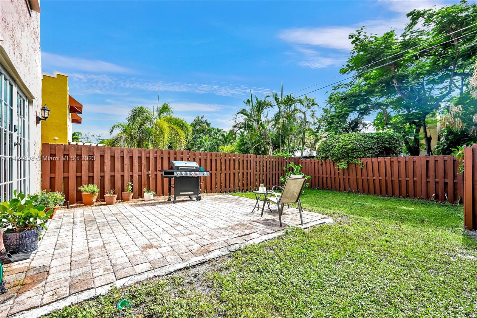 638 NW 2nd Ave # 638