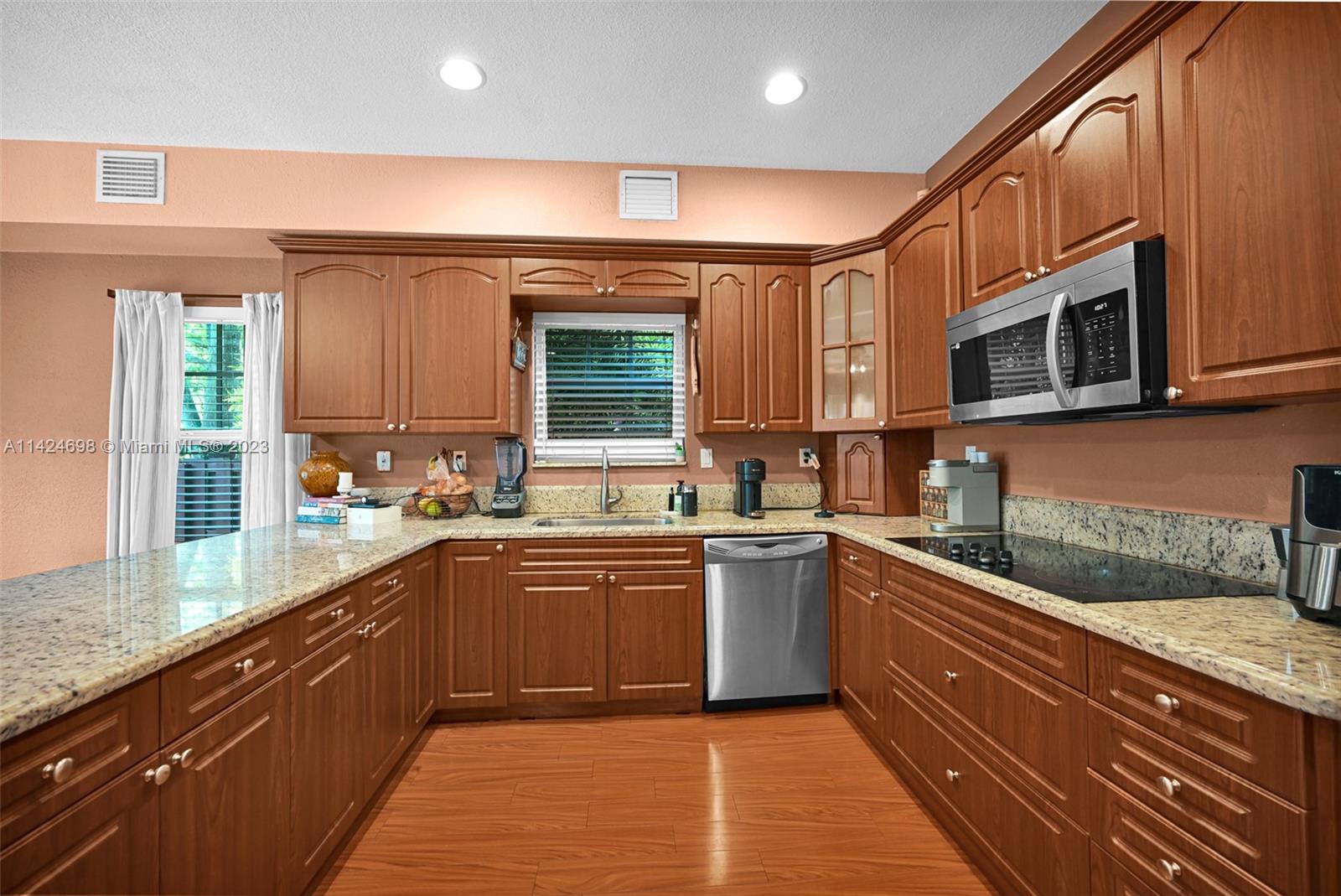 638 NW 2nd Ave # 638