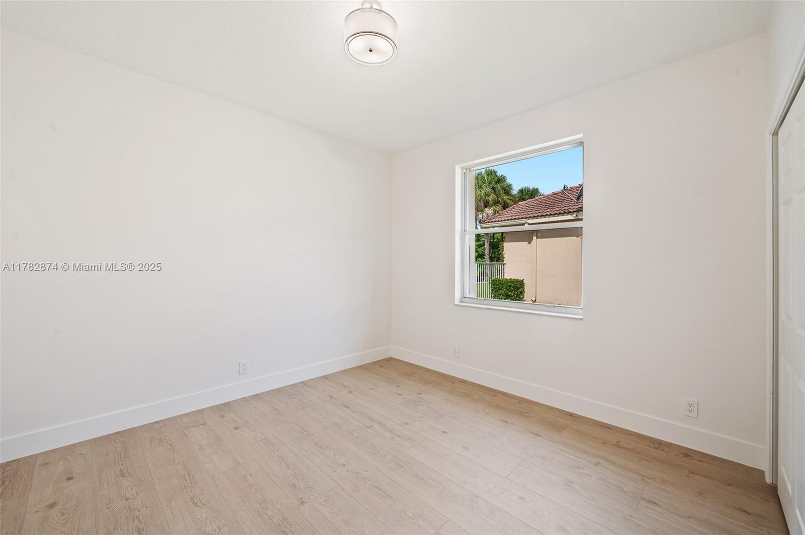 1807 Victoria Pointe Cir