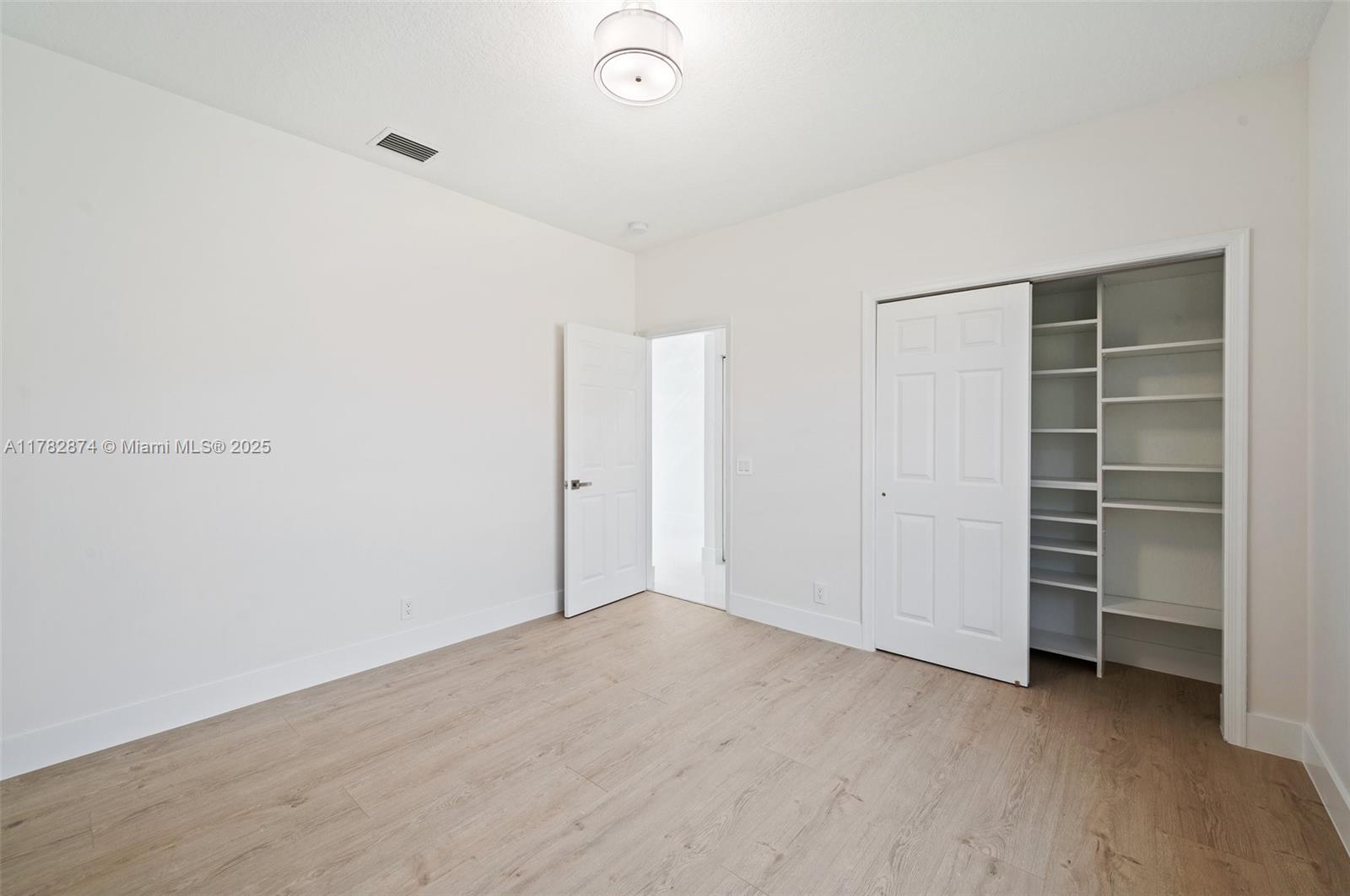 1807 Victoria Pointe Cir