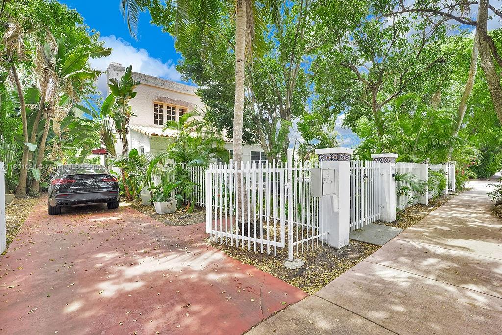 846 Michigan Ave # 201