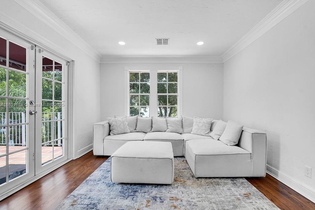 846 Michigan Ave # 201