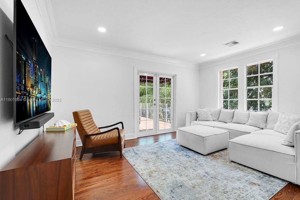 846 Michigan Ave # 201
