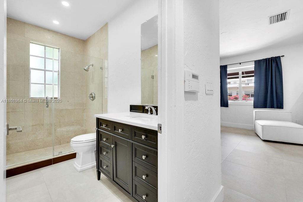 846 Michigan Ave # 201