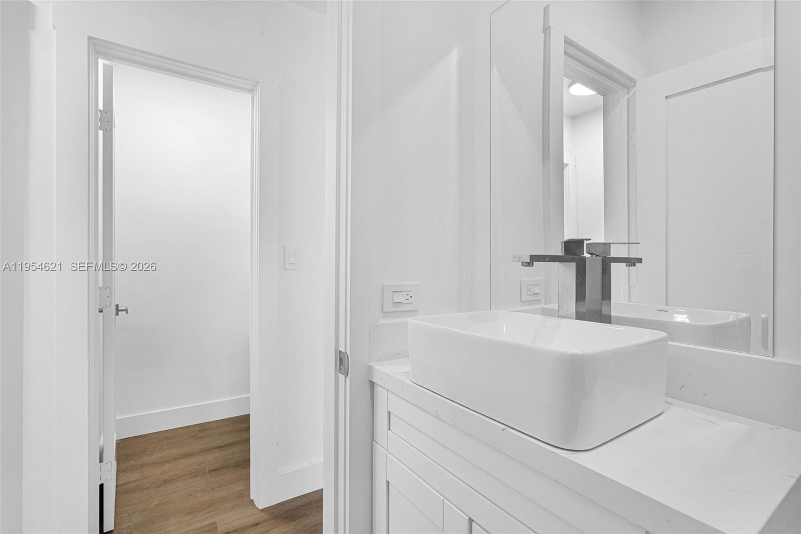 211 S 57th Ter