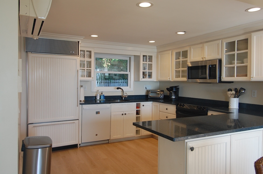 6 Bayview Ave