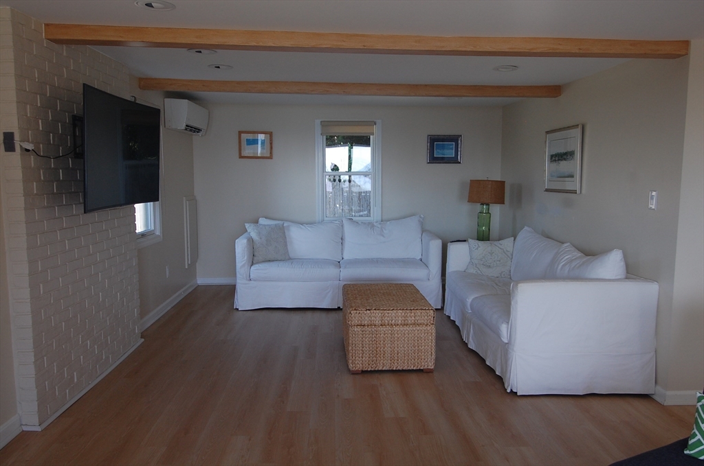 6 Bayview Ave