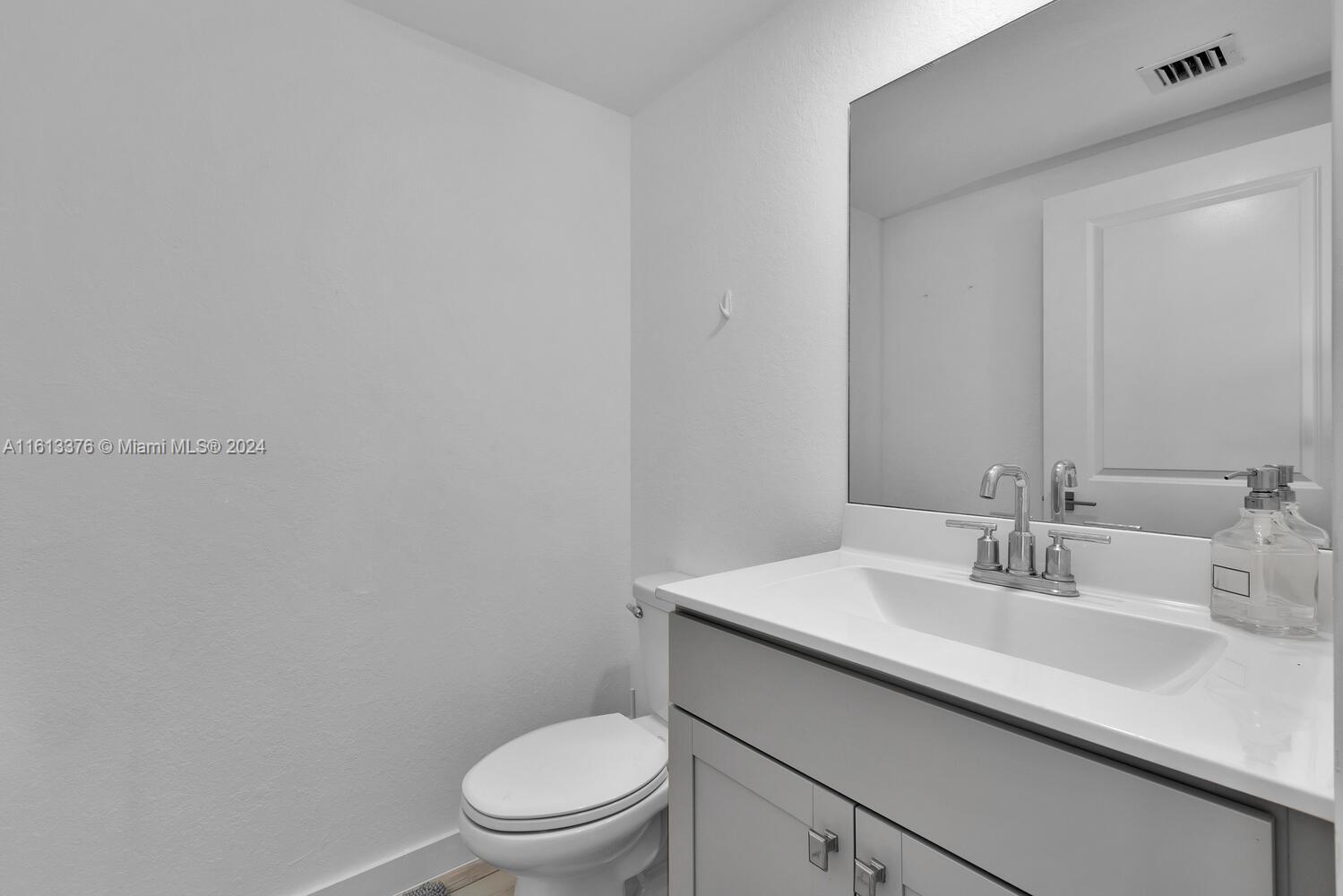 896 SE 16th Ct