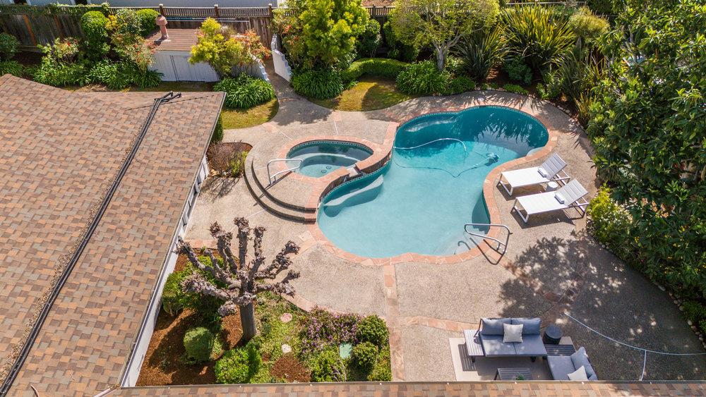 430 Pine LN
