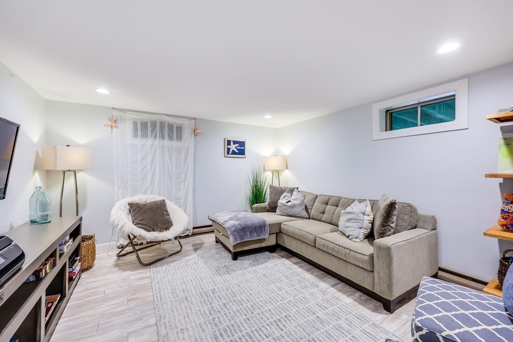 64 Grouse St