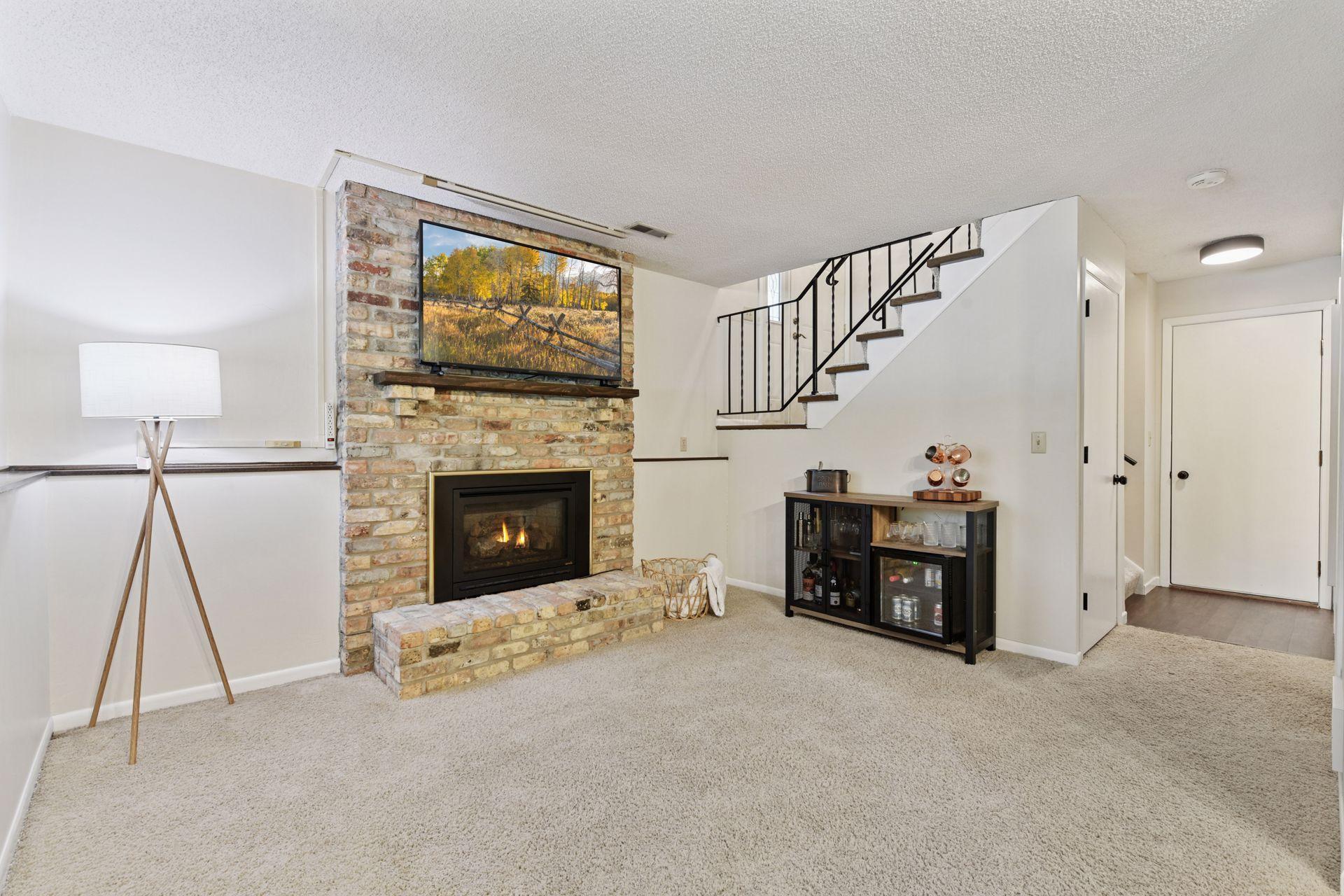1042 Pontiac Lane