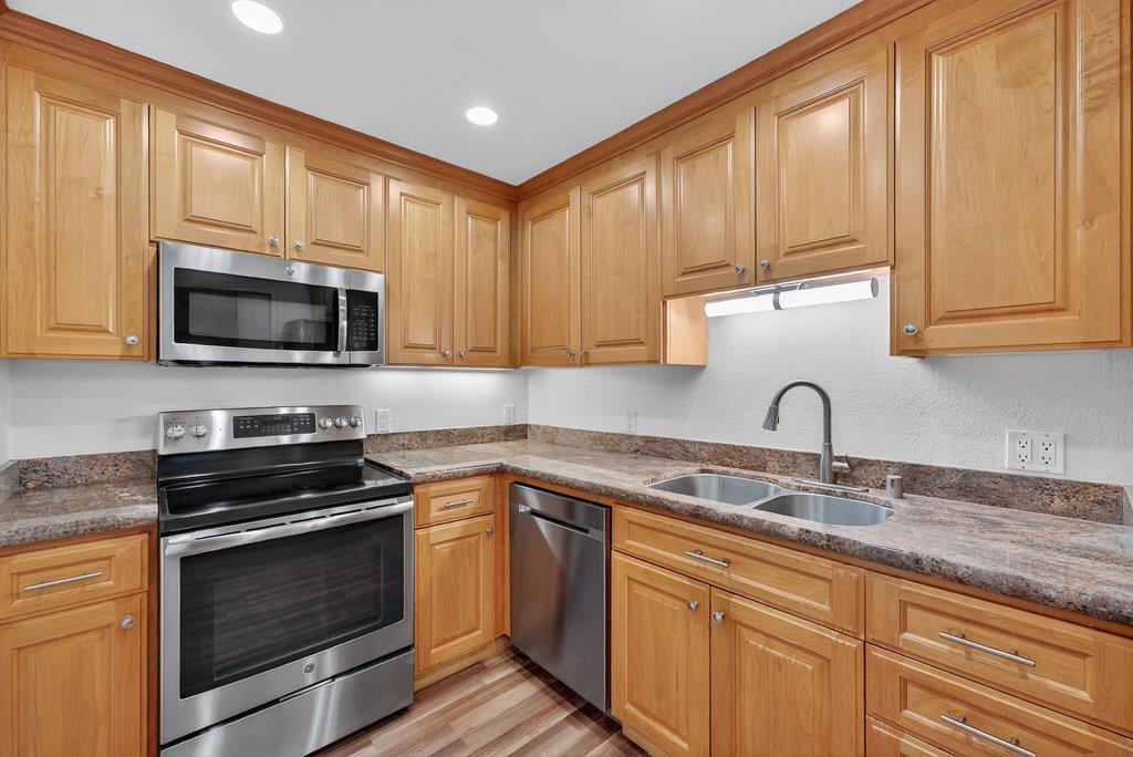 449 Alberto Way C139