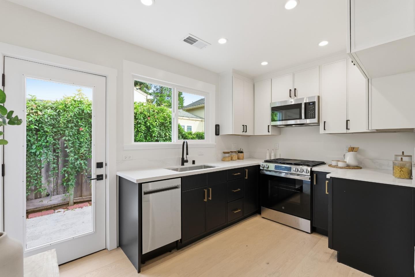 1414 Laurel