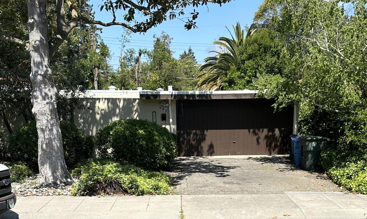 947 Colonial LN