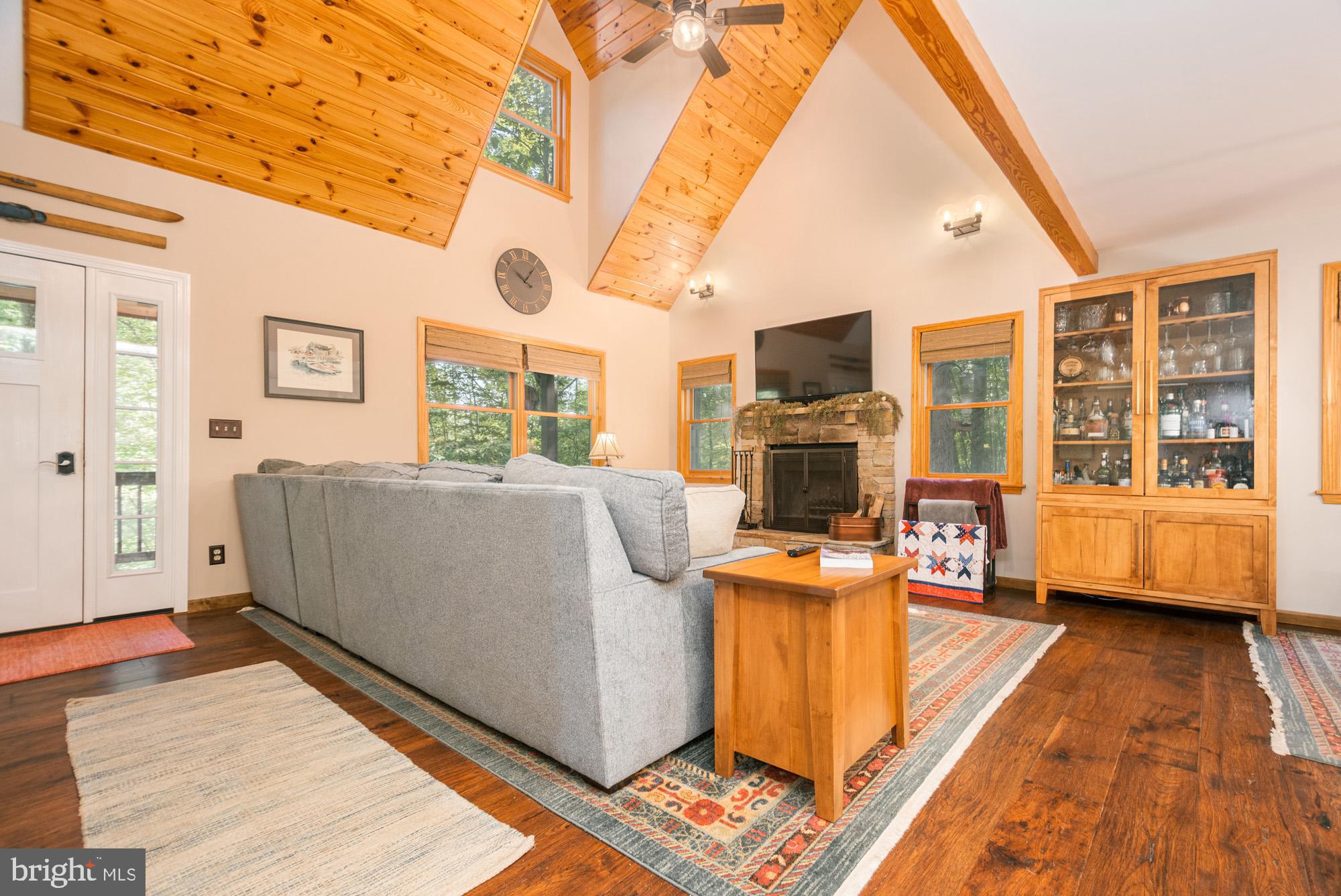 425 MOUNTAINVIEW DRIVE