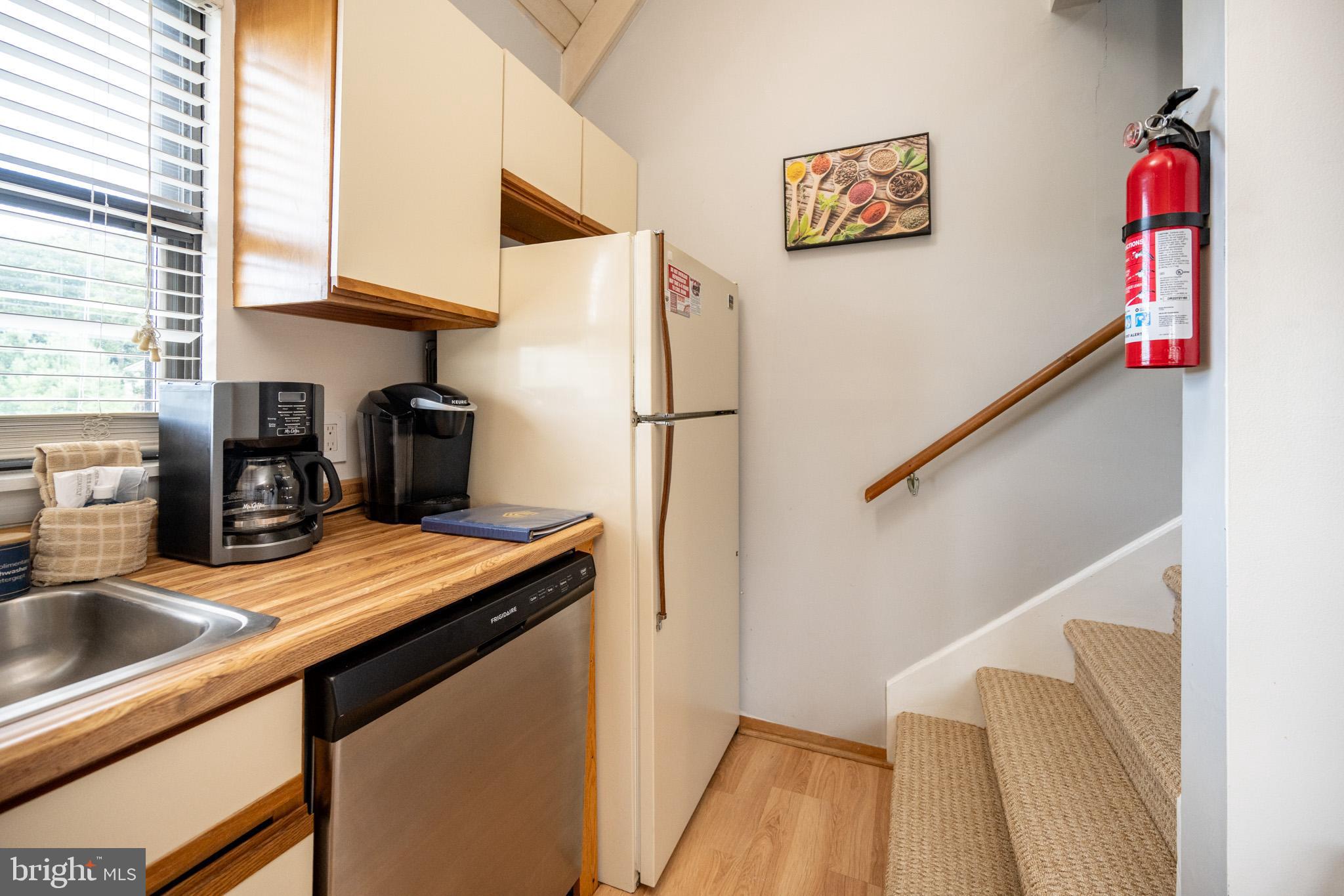 36 JEFFREY LANE 6B