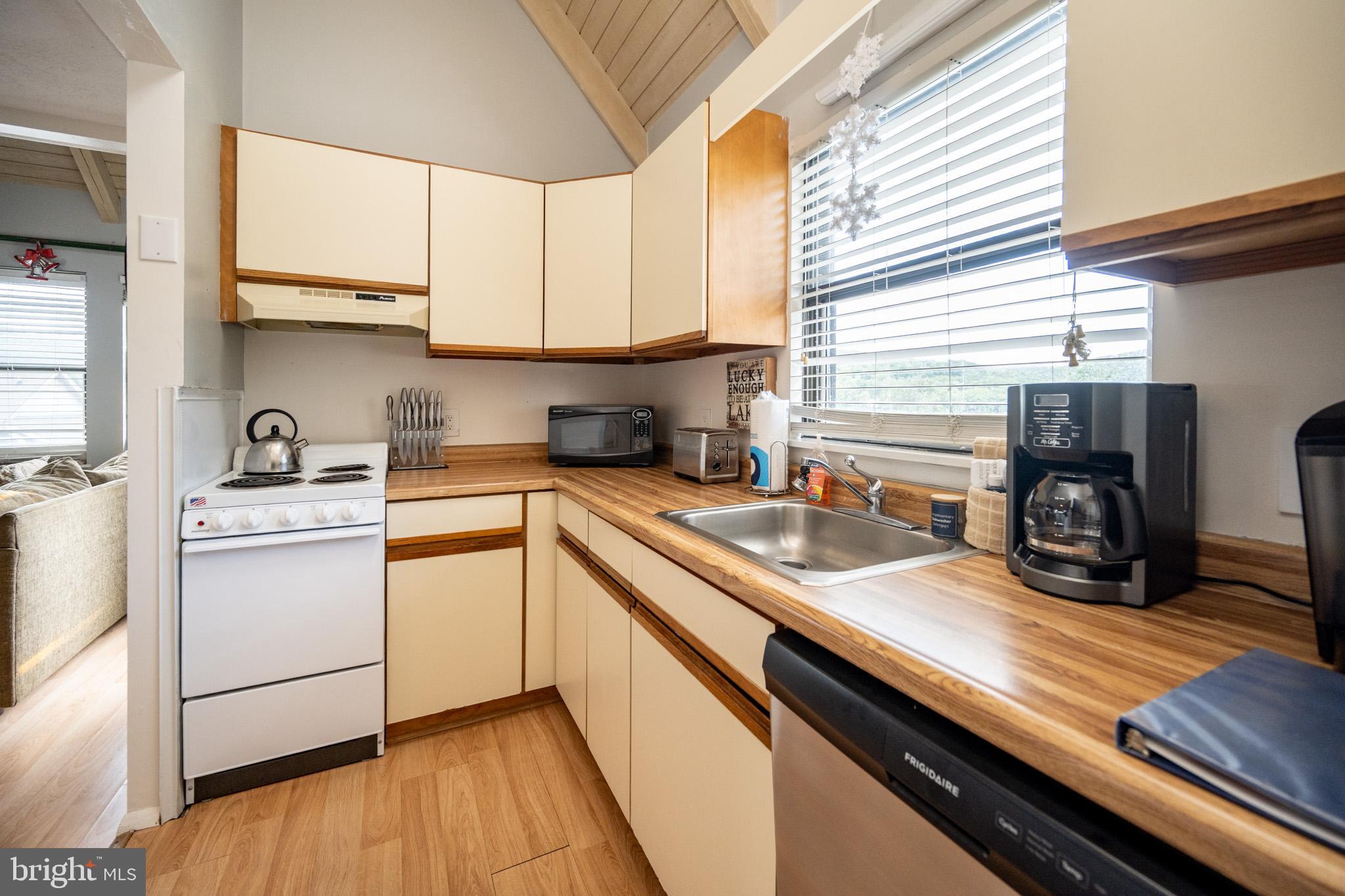 36 JEFFREY LANE 6B