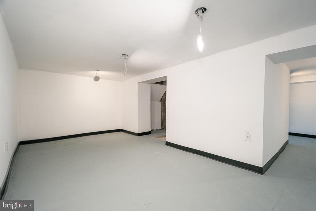 1040 OLD MORGANTOWN ROAD W