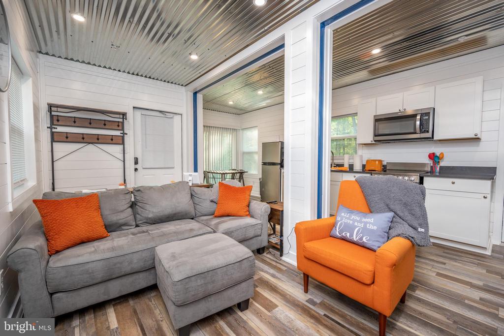 2195 GLENDALE ROAD