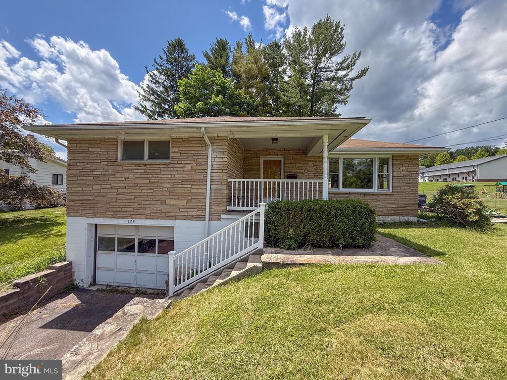 127 S OAKHALL DRIVE