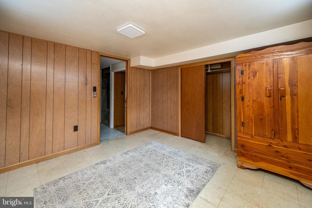 127 S OAKHALL DRIVE