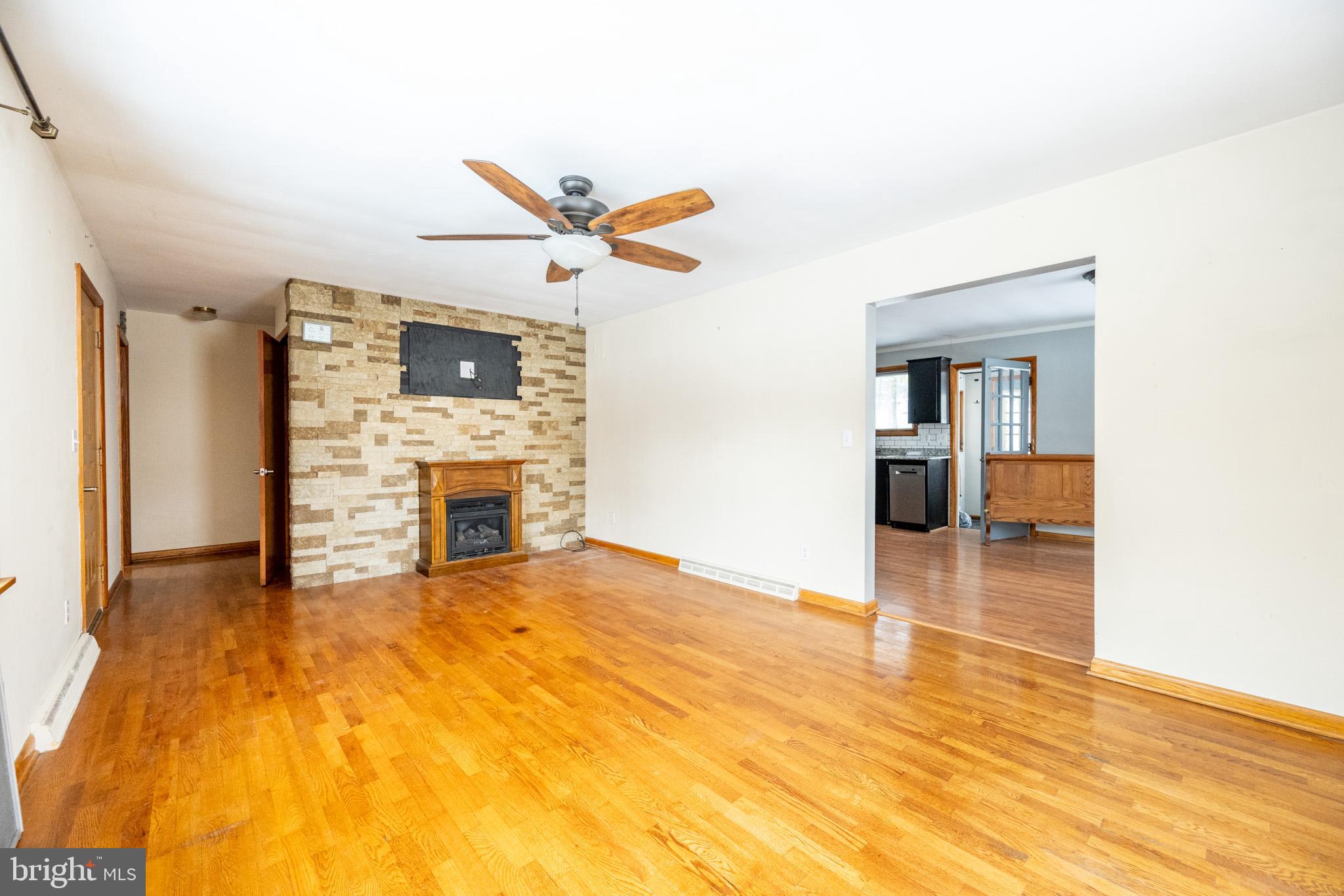 127 S OAKHALL DRIVE