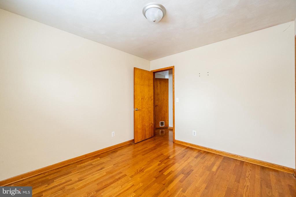 127 S OAKHALL DRIVE